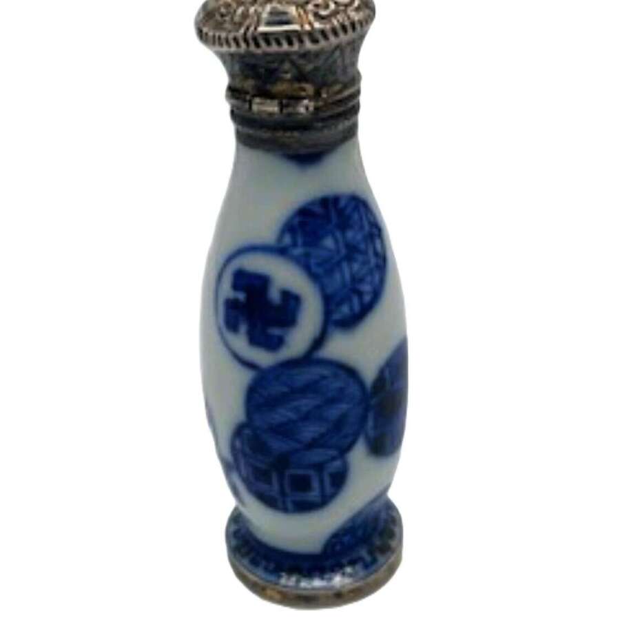 Kangxi underglaze blue & white porcelain scent bottle