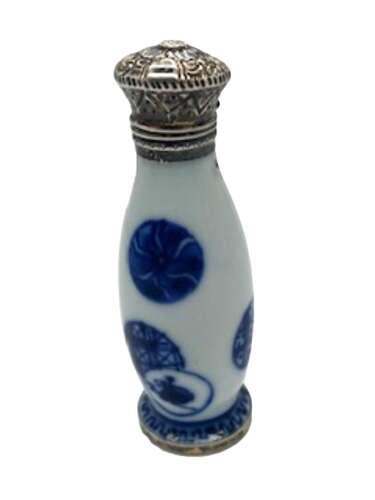 Kangxi underglaze blue & white porcelain scent bottle